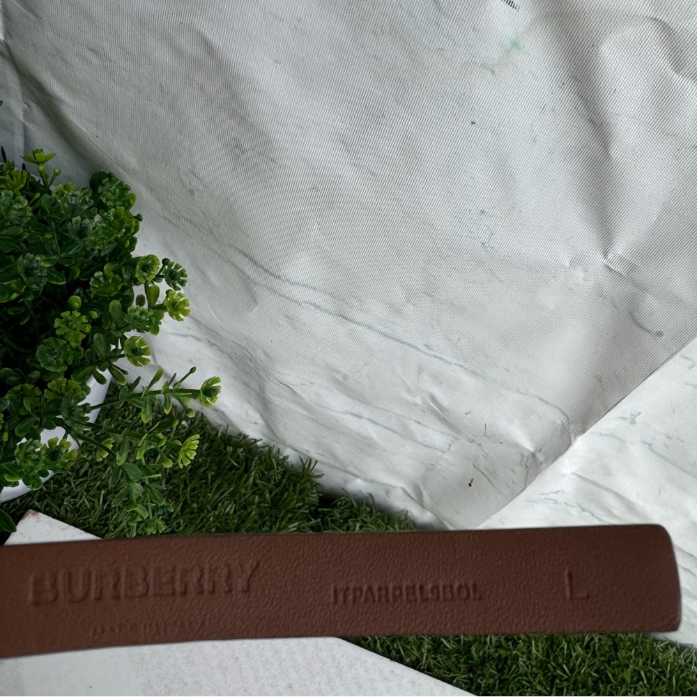 Burberry TB Reversible Leather
Belt Brown/ Black with Gold Burberry Logo Accent - Picture 5 of 16